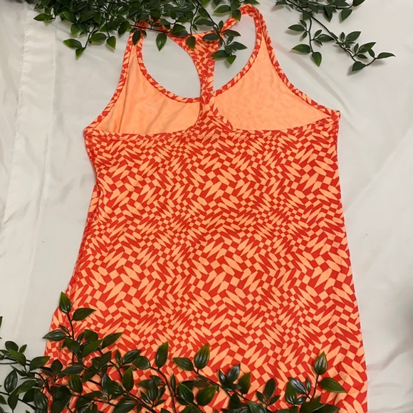 Women’s Nike slim fit activewear tank in orange - Picture 3 of 4